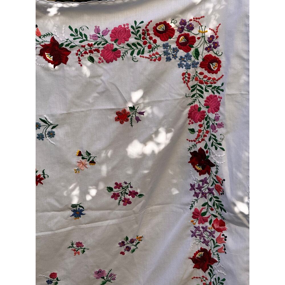 Vtg Hungarian Kalocsa Style Embroidered Tablecloth 45" Square Floral 1970s - Picture 4 of 9